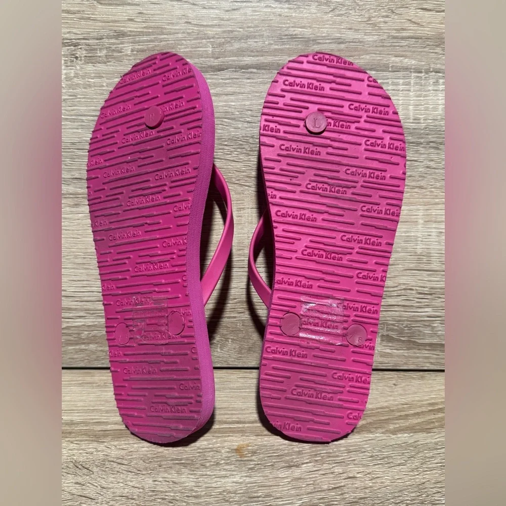 Calvin Klein Flip Flops Women’s size 7 logo shoes vacation Barbie pink sandals - Picture 3 of 5